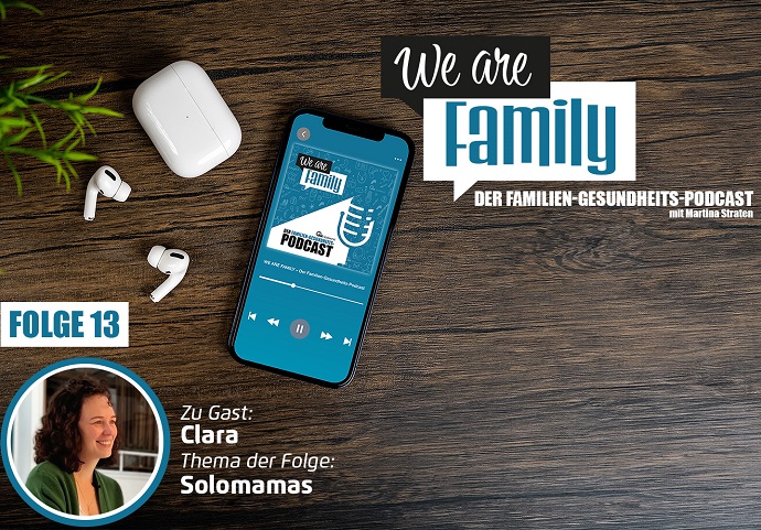 Auf einer Holzfläche steht ein Smartphone mit dem Cover des We-are-family-Podcast