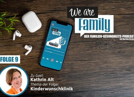 Auf einer Holzfläche steht ein Smartphone mit dem Cover des We-are-family-Podcast