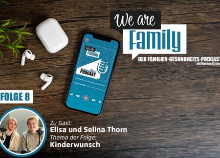 Auf einer Holzfläche steht ein Smartphone mit dem Cover des We-are-family-Podcast