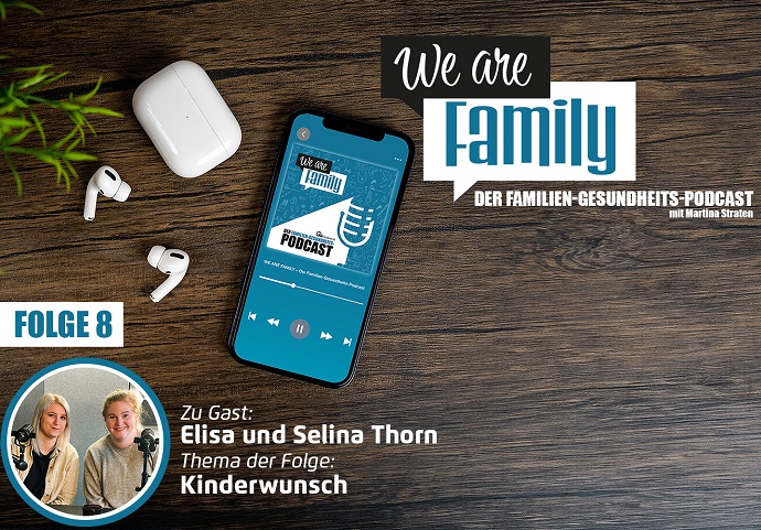 Auf einer Holzfläche steht ein Smartphone mit dem Cover des We-are-family-Podcast