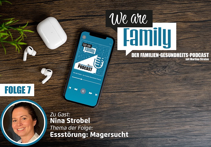Auf einer Holzfläche steht ein Smartphone mit dem Cover des We-are-family-Podcast