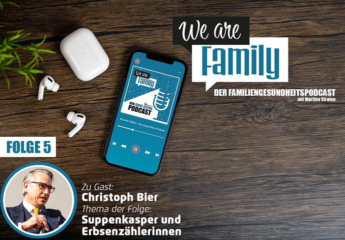 Auf einer Holzfläche steht ein Smartphone mit dem Cover des We-are-family-Podcast