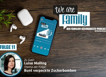 Auf einer Holzfläche steht ein Smartphone mit dem Cover des We-are-family-Podcast