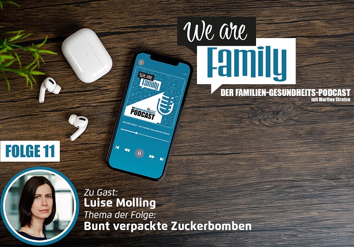 Auf einer Holzfläche steht ein Smartphone mit dem Cover des We-are-family-Podcast