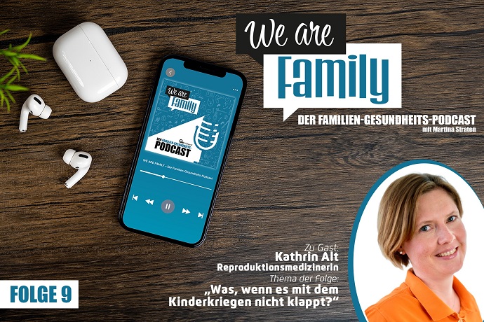 Auf einer Holzfläche steht ein Smartphone mit dem Cover des We-are-family-Podcast