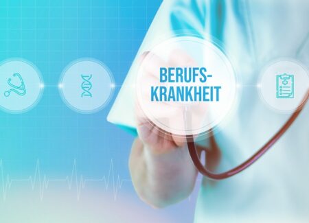 Arzt oder Ärztin im weißen Kittel hält ein Stethoskop; in der Bildmitte steht in großen Buchstaben das Wort ‚Berufskrankheit‘, umgeben von medizinischen Symbolen auf blauem Hintergrund.