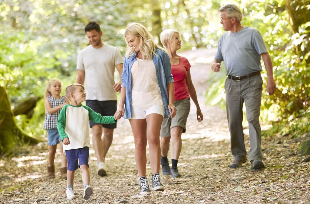 Eine Mehrgenerationen-Familie beim Wandern