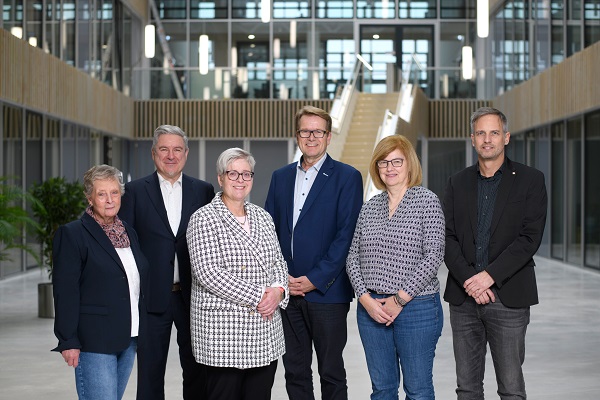 Gruppenbild mit 8 Personen des Erledigungsauschusses Grundsatzfragen und Gesundheitspolitik