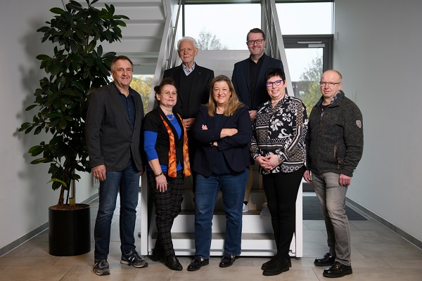 Gruppenbild mit 7 Personen des Erledigungssauschusses Organisation und Finanzen der IKK Südwest