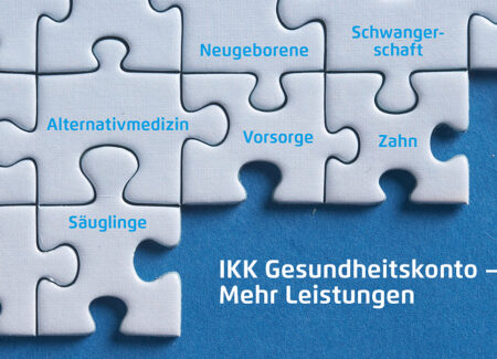 Auf einem blauen Hintergrund liegen einige Puzzleelemente