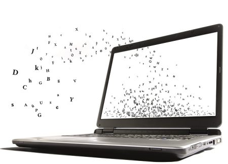 Laptop, aus dessen Bildschirm Buchstaben rausfliegen