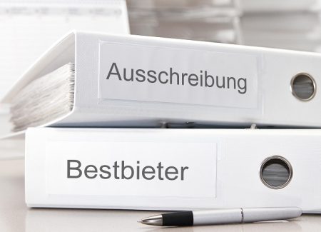 Ordner mit der Aufschrift Ausschreibung und Bestbieter
