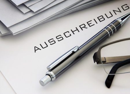 Auf einem Blatt Papier ist der Aufdruck Ausschreibung.