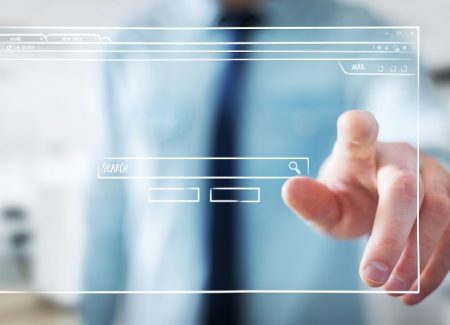 Mann drückt aus dem Hintergrund auf ein Webseiten Symbol
