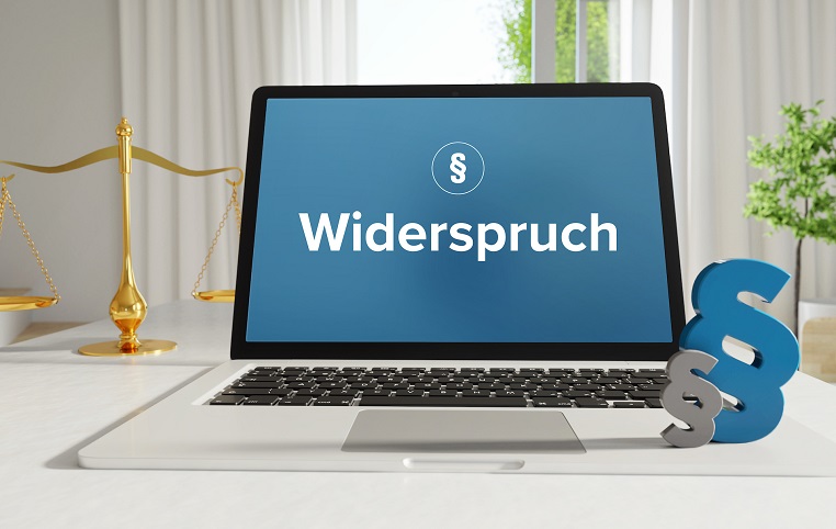 Laptop mit dem Schriftzug Widerspruch