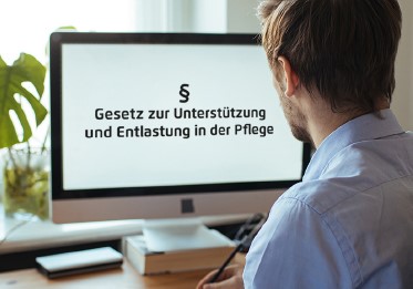 Ein Mann sitzt vor einem Computer-Bildschirm.