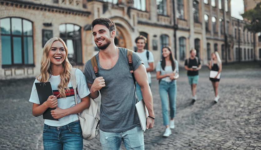 Eine Gruppe von Studenten läuft vor einem Gebäude