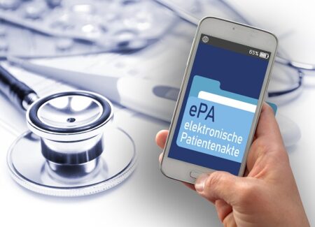 Eine Hand hält ein Smartphone. Auf dem Display ist die Aufschrift elektronische Patientenakte zu sehen.