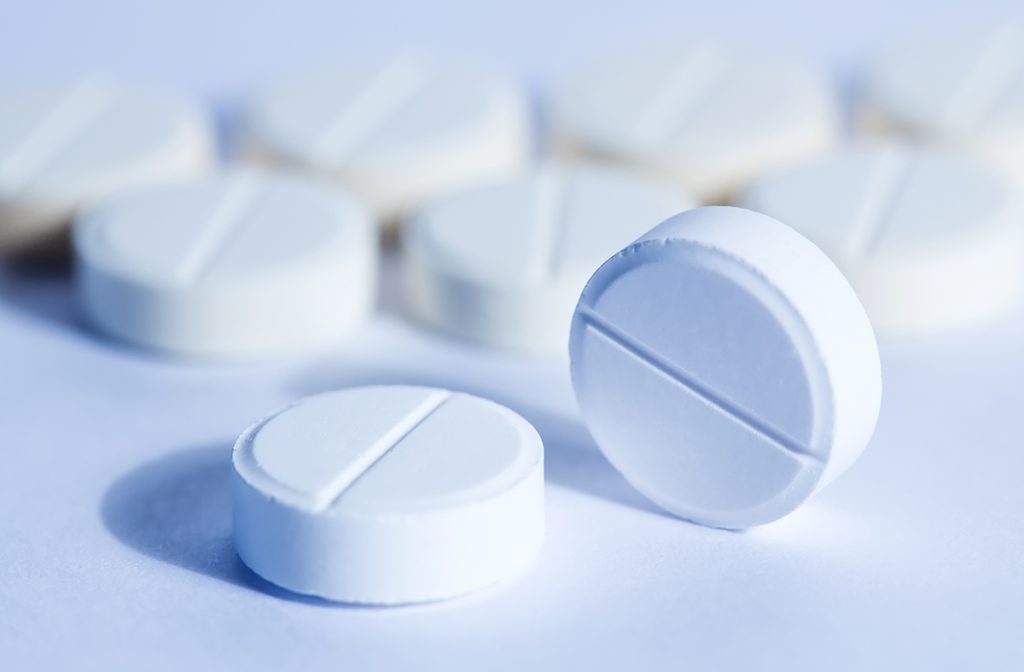 Mehrere weiße Tabletten auf einem Tisch