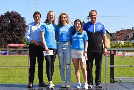 Ehrung des IKK-Talentteams auf dem Pfingstsportfest in Rehlingen (v.l.n.r.): Prof. Dr. Jörg Loth, Vorstand der IKK Südwest, mit den Leichtathletinnen Anna-Sophie Schmitt, Maja Schorr, Ksenia Helios und SLB-Präsident Lothar Altmeyer. Foto: Beate Spang