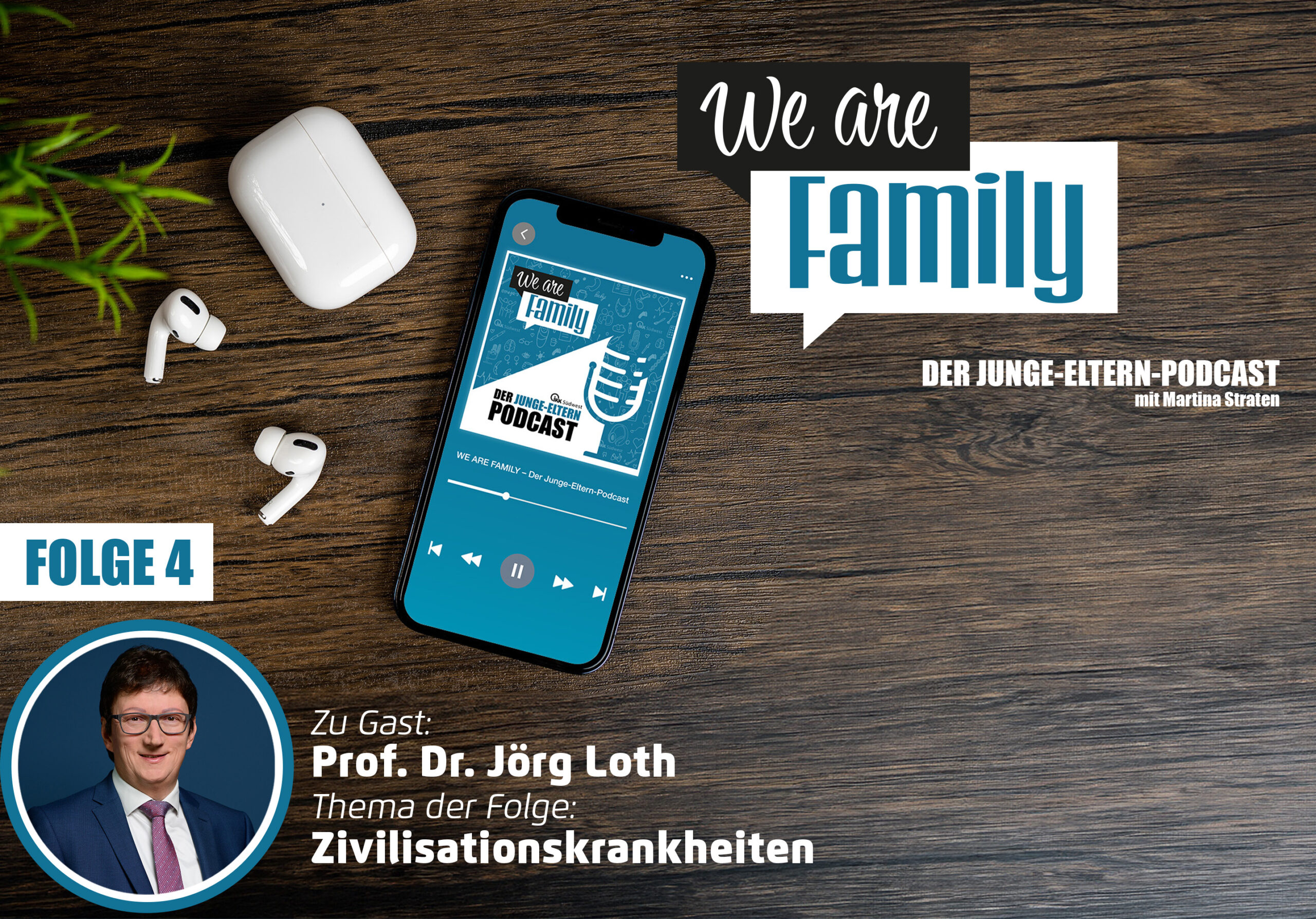 Auf einer Holzfläche steht ein Smartphone mit dem Cover des We-are-family-Podcast
