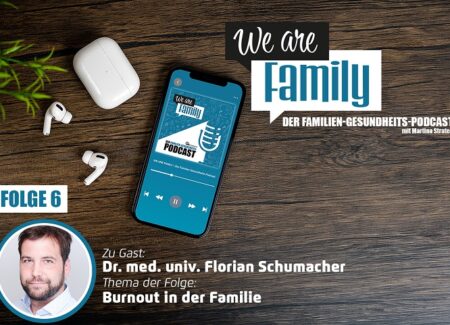 Auf einer Holzfläche steht ein Smartphone mit dem Cover des We-are-family-Podcast