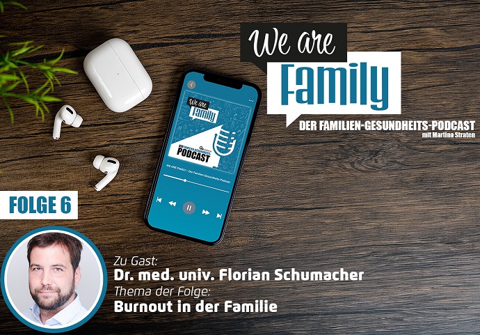 Auf einer Holzfläche steht ein Smartphone mit dem Cover des We-are-family-Podcast