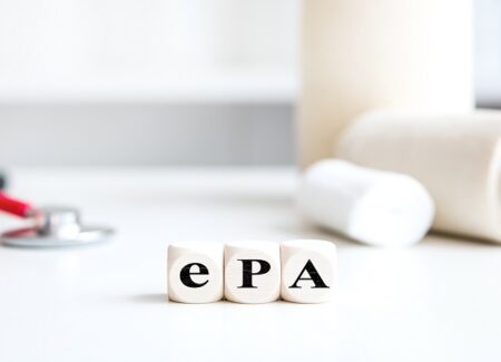 Auf einer weißen Tischfläche stehen drei Buchstabenwürfel mit dem Schriftzug ePA.