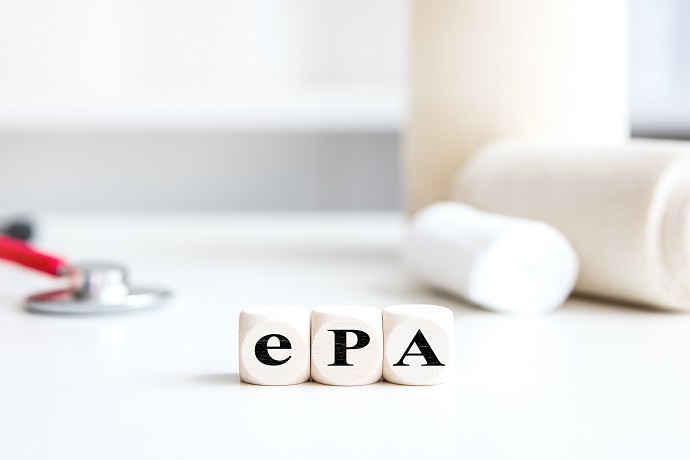 Auf einer weißen Tischfläche stehen drei Buchstabenwürfel mit dem Schriftzug ePA.