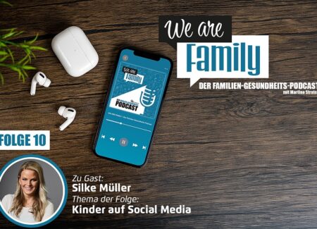 Auf einer Holzfläche steht ein Smartphone mit dem Cover des We-are-family-Podcast