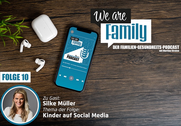 Auf einer Holzfläche steht ein Smartphone mit dem Cover des We-are-family-Podcast