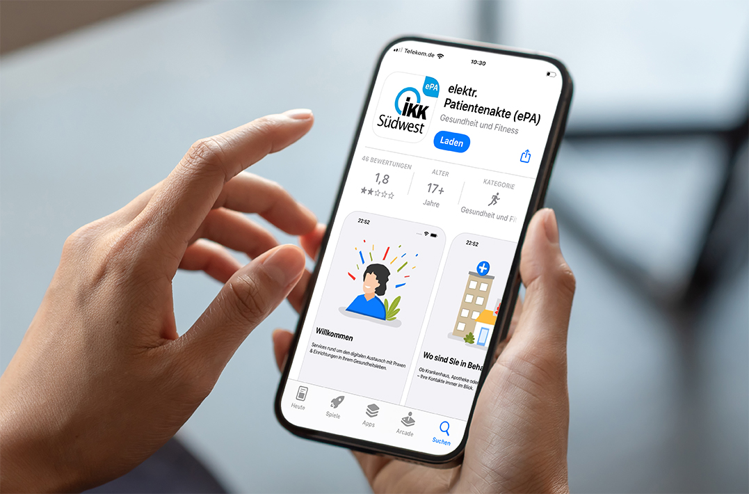 Eine Person hält ein Smartphone, auf dem die Seite der elektronischen Patientenakte (ePA) der IKK Südwest im App Store angezeigt wird, mit Optionen zum Herunterladen und Anzeigen von App-Details, Bewertungen und Screenshots.