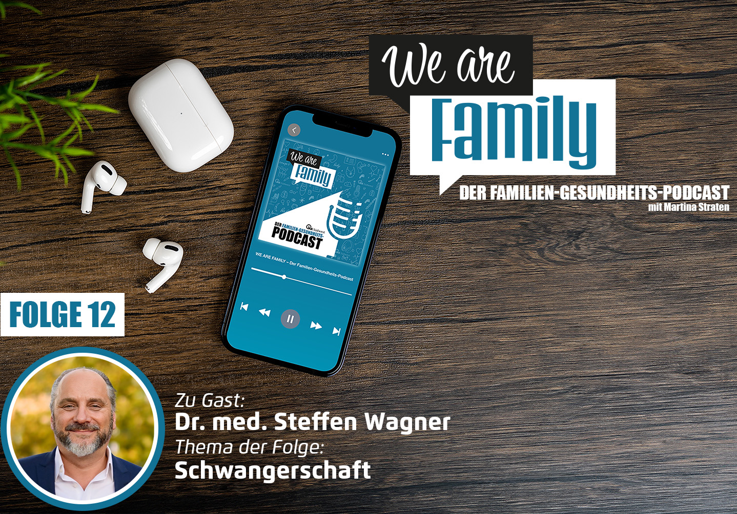 Auf einer Holzfläche steht ein Smartphone mit dem Cover des We-are-family-Podcast