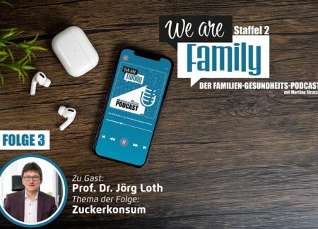 Auf einer Holzfläche steht ein Smartphone mit dem Cover des We-are-family-Podcasts