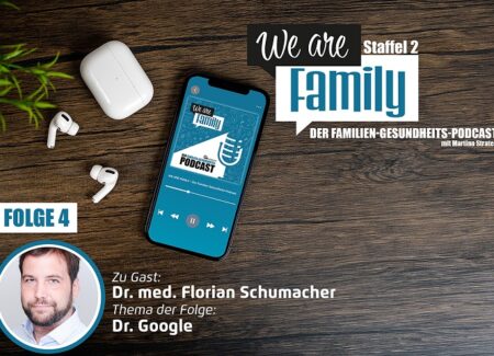 Auf einer Holzfläche steht ein Smartphone mit dem Cover des We-are-family-Podcasts