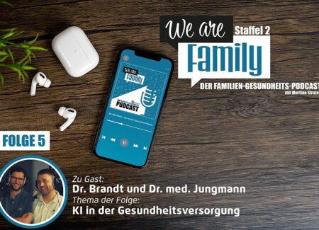 Auf einer Holzfläche steht ein Smartphone mit dem Cover des We-are-family-Podcasts