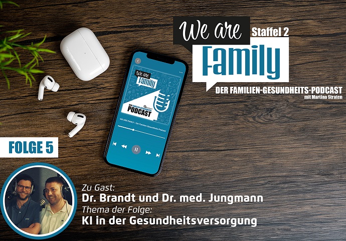 Auf einer Holzfläche steht ein Smartphone mit dem Cover des We-are-family-Podcasts