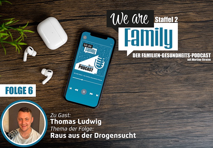 Auf einer Holzfläche steht ein Smartphone mit dem Cover des We-are-family-Podcasts