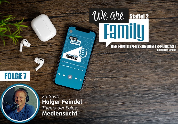 Auf einer Holzfläche steht ein Smartphone mit dem Cover des We-are-family-Podcasts