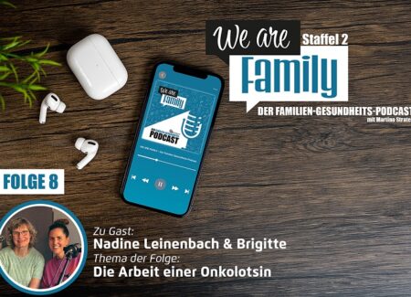 Auf einer Holzfläche steht ein Smartphone mit dem Cover des We-are-family-Podcasts