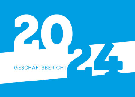 Blau-weiße Grafik mit großen Zahlen 2024 und dem Wort GESCHÄFTSBERICHT in blauer Schrift darunter, die auf einen Geschäftsbericht für das Jahr 2024 hinweist.
