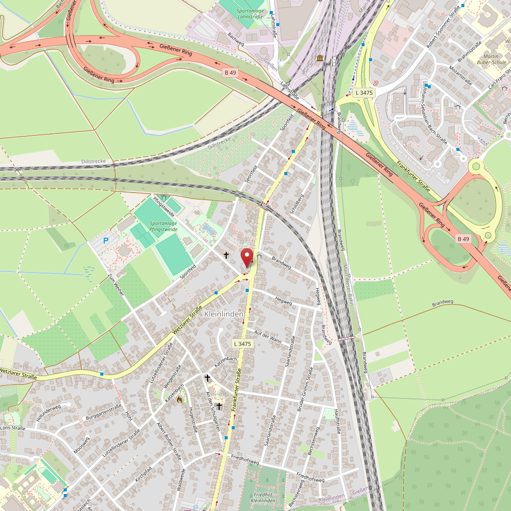 Eine Karte, die das Gebiet von Kleinlinden mit Straßen, Bahngleisen, Grünflächen und Kurven zeigt. Eine rote Stecknadel markiert die Stelle des Servicpointes der IKK Südwest.