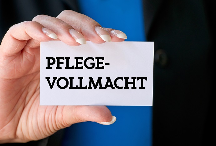 Daran hängt ein großes weißes Paragraphen-Symbol mit einer blauen Aufschrift Pflegevollmacht vor einem dunkelgrauen Hintergrund.