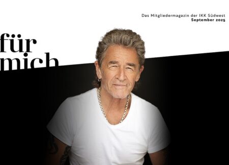 Portraitbild des Sängers Peter Maffay, der ein weißes T-Shirt und eine Halskette trägt, posiert vor einem schwarz-weißen Hintergrund. Der Text lautet "Für mich" und "Das Mitgliedermagazin der IKK Südwest September 2025".
