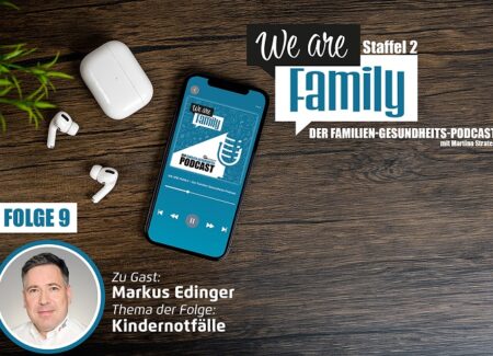 Auf einer Holzfläche steht ein Smartphone mit dem Cover des We-are-family-Podcasts