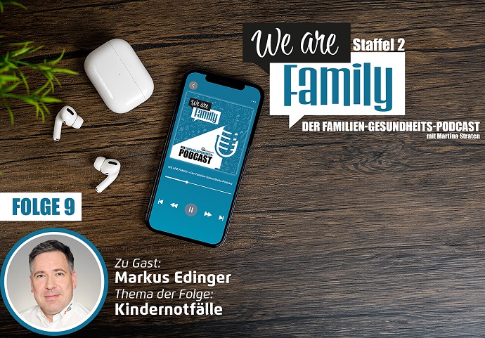 Auf einer Holzfläche steht ein Smartphone mit dem Cover des We-are-family-Podcasts