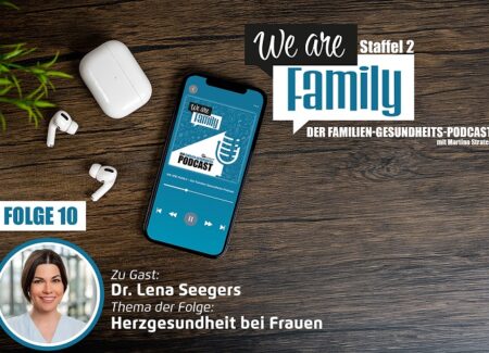 Auf einer Holzfläche steht ein Smartphone mit dem Cover des We-are-family-Podcasts
