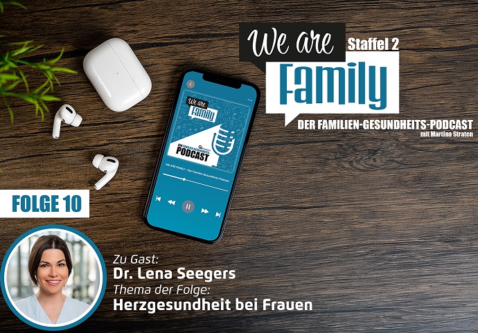 Auf einer Holzfläche steht ein Smartphone mit dem Cover des We-are-family-Podcasts