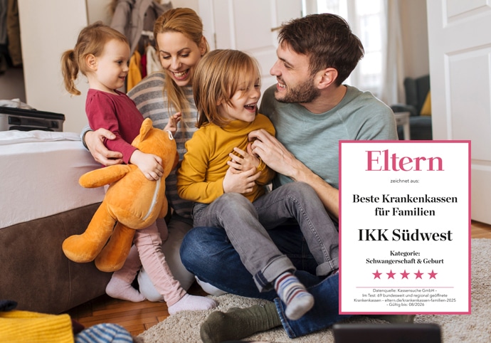 Eine vierköpfige Familie sitzt lächelnd auf dem Boden eines Schlafzimmers, zwei kleine Kinder, von denen eines ein Plüschtier in der Hand hält, lachen zusammen. Im Vordergrund ist ein Zertifikat zu sehen, das die IKK Südwest als beste Krankenkasse für Familien auszeichnet.
