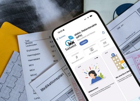 Ein Smartphone, auf dem die ePA-App angezeigt wird, liegt auf verschiedenen medizinischen Dokumenten, darunter Testergebnisse und Formulare.